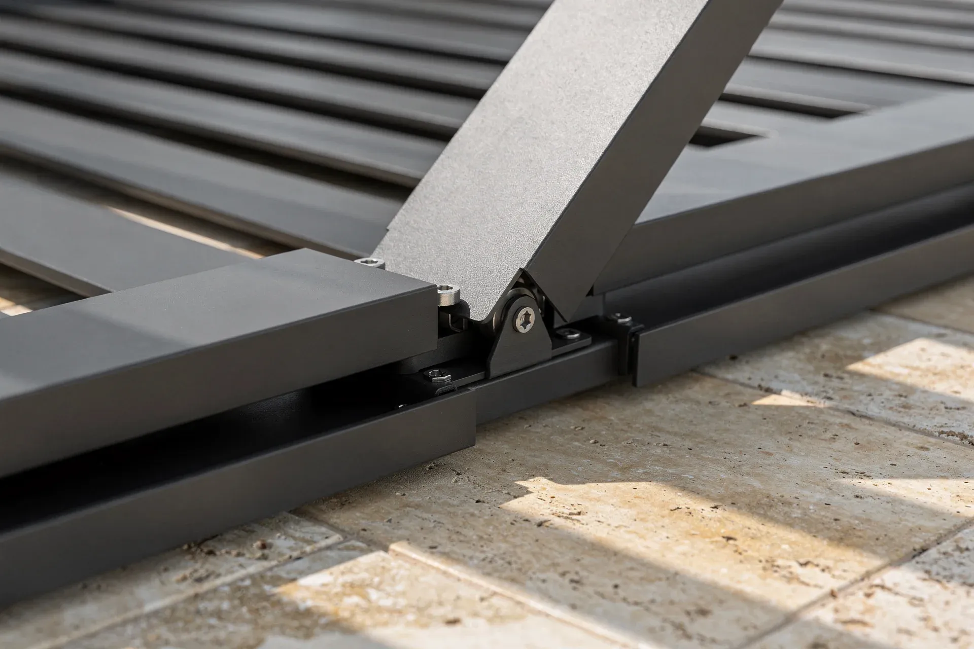 Détail macro des lames orientables d'une pergola bioclimatique aluminium anthracite