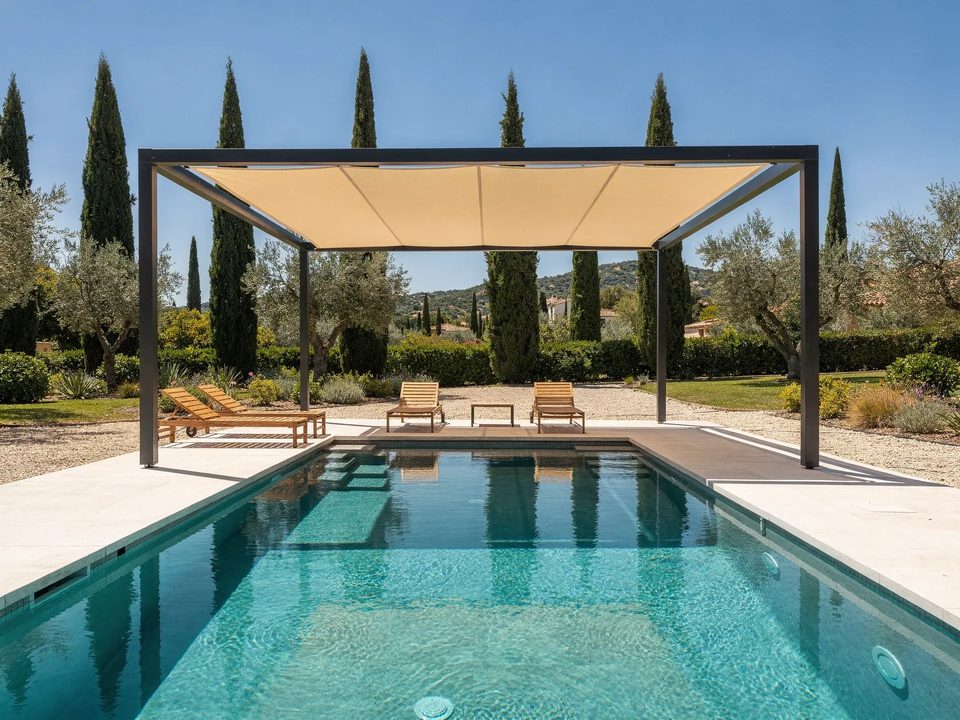 Pergola aluminium moderne avec toile au-dessus d'une piscine