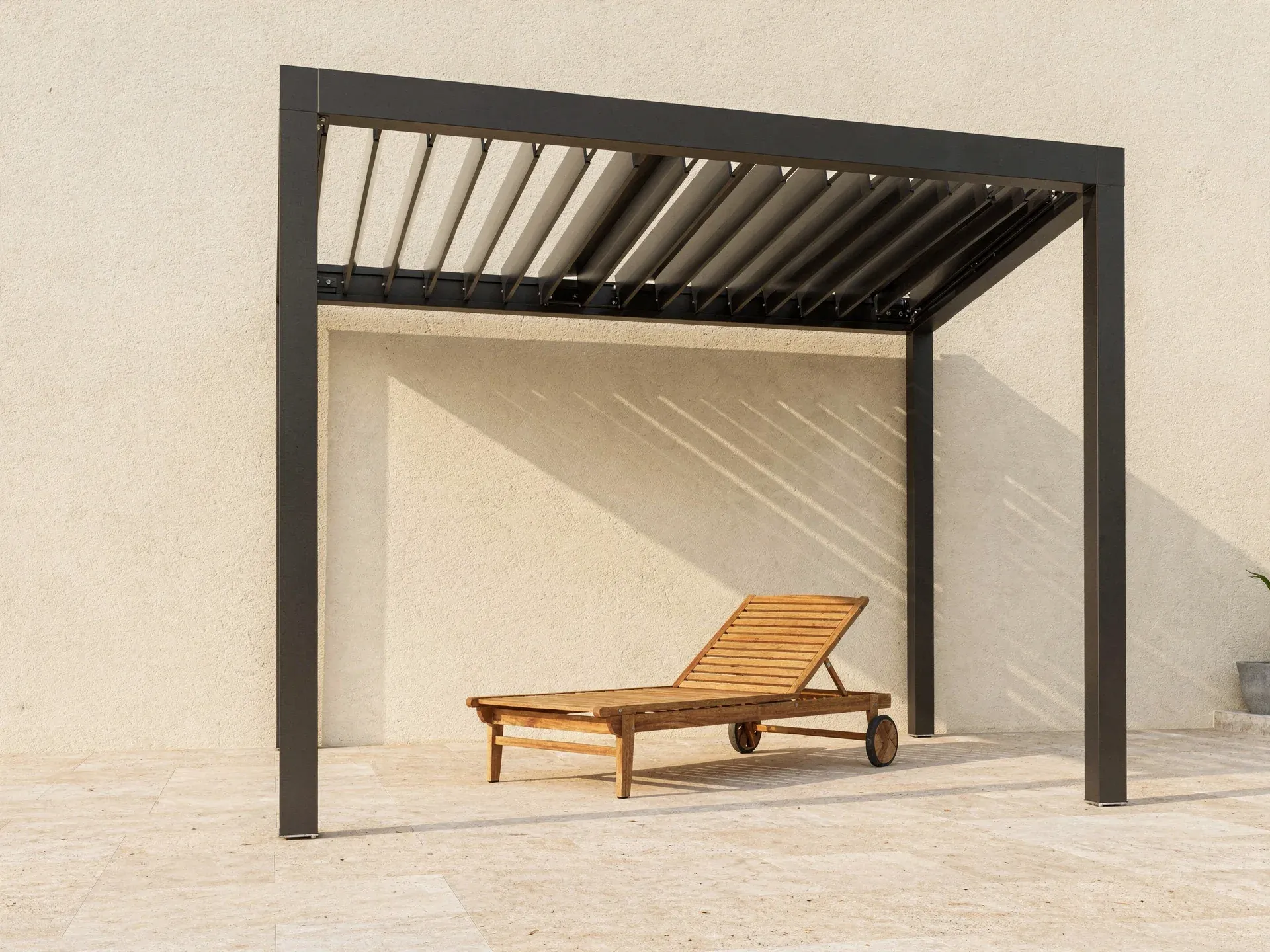 Pergola bioclimatique anthracite avec lames orientables ouvertes