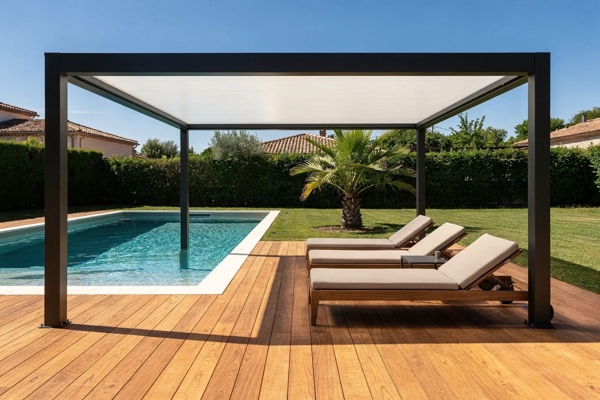 Pergola aluminium moderne au-dessus d'une piscine